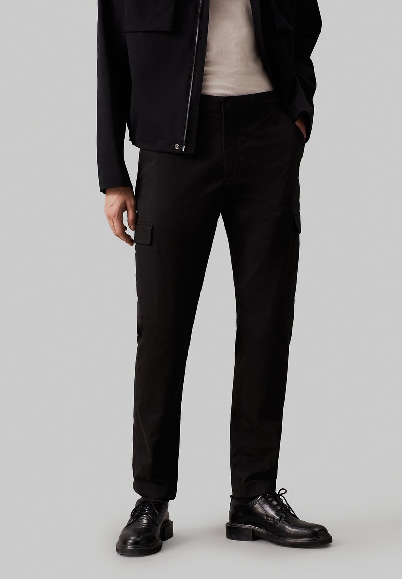 Calvin Klein - MODERN TAPERED - Oldalzsebes nadrágok - ck black, Nagyítás