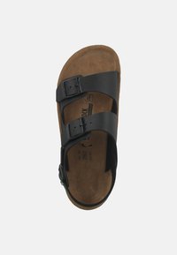Schwarze Ledersandalen mit zwei verstellbaren Riemen, einem Fußbett aus braunem Wildleder und einer konturierten Sohle. Mit Metall-Schnallen und subtiler Markenprägung.
