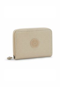 Beige rechthoekige ritsportemonnee met gestikte randen en een ronde, reliëf brandlogo aan de voorkant, gefotografeerd op een witte achtergrond.