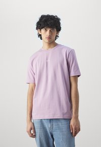 BOSS TCHUP - Paprasti marškinėliai - light pastel purple