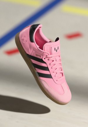 adidas Originals SAMBA MESSI - Botas de fútbol sin tacos - light pink/core black