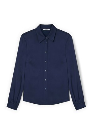 Camisa azul marino de manga larga con botones, cuello puntiagudo y puños fruncidos, presentada sobre un fondo blanco.