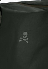 Bolsa de tela verde oscuro con un diseño impreso de calavera y huesos cruzados, textura suave y correa resistente.