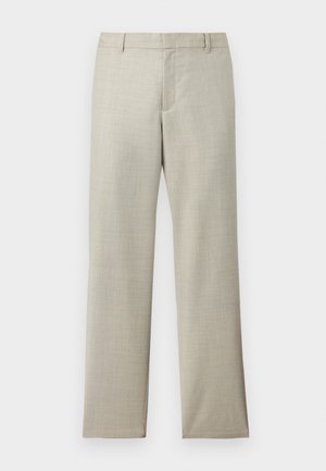 Jasnobeżowe spodnie damskie o prostych nogawkach, z szlufkami na pasek, przednim zamkiem błyskawicznym i subtelną fakturą na białym tle.