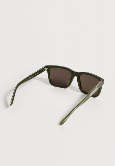 Donkergroene rechthoekige zonnebril met dikke monturen en donkere glazen, open weergegeven op een witte ondergrond.