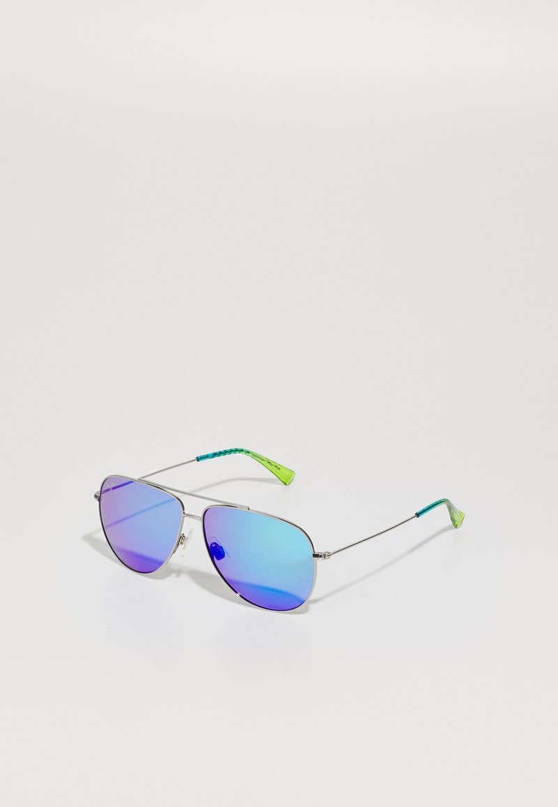 Occhiali da sole aviator con lenti blu-viola sfumate, montatura sottile in argento e punte delle stanghette con motivo verde. Forma piatta con hardware minimale.
