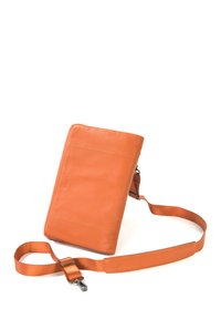 Borsa a spalla arancione in pelle con una texture liscia, forma rettangolare, tracolla regolabile e dettagli delle cuciture sottili lungo i bordi.