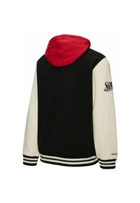 Kapuzensweatshirt mit roter Kapuze, schwarzem Körper und cremefarbenen Ärmeln, gestreiften Bündchen und einem gestickten Logo auf dem linken Ärmel.