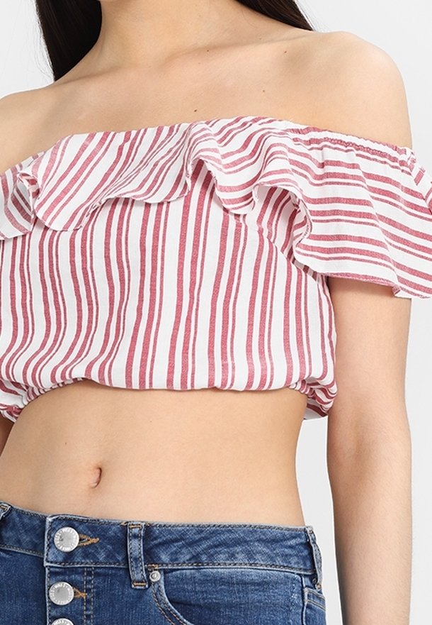 Kratký top s volnými ramínky, červenými a bílými vertikálními pruhy, s řaseným výstřihem, vyrobený z lehkého materiálu.