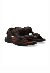 Braune Leder-Sandalen mit verstellbaren Klettverschlussriemen, offener Zehenpartie, gepolsterter Innensohle und einer strukturierten schwarzen Gummisohle.