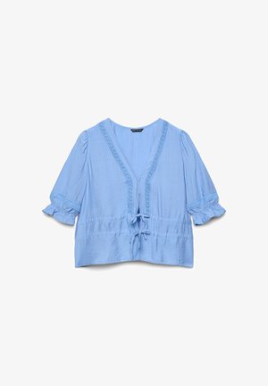Blusa azzurro chiaro con scollo a V, rifinitura in pizzo, maniche corte a sbuffo con volant e due chiusure a laccio frontali in vita.