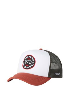 Casquette de camionneur avec un devant blanc, une visière rouge et un dos en mesh vert. Dispose d'un logo rond noir avec des accents rouges et une broderie sur le devant.