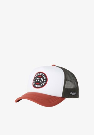 Casquette de camionneur avec un devant blanc, une visière rouge et un dos en mesh vert. Dispose d'un logo rond noir avec des accents rouges et une broderie sur le devant.