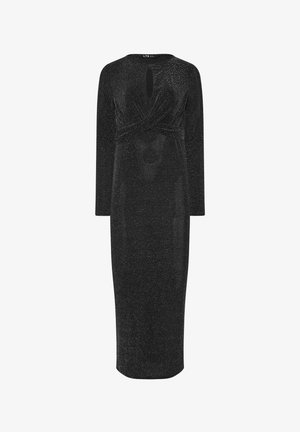 Długa czarna sukienka z długimi rękawami, z wycięciem w kształcie łezki przy szyi, marszczonym detalem z przodu i elegancką, dopasowaną sylwetką.