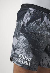 Nike Performance STRIDE  - Pantalón corto de deporte - iron grey/black/summit white