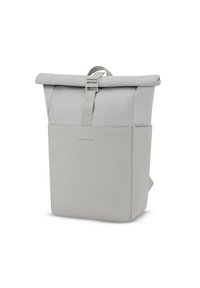 Sac à dos gris à rabat avec une finition mate, doté d'une fermeture à boucle robuste et d'un design minimaliste. Texture lisse et détail de marque visibles.