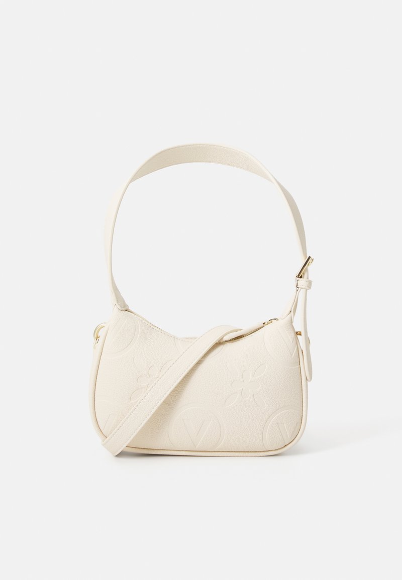 Bolso de cuero blanco texturizado con una correa de hombro ajustable, que presenta patrones florales y de logo en relieve y detalles en tono dorado.