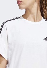 adidas Sportswear ESSENTIALS 3 STRIPES SINGLE CROPPED - Potiskana majica - medium grey heather   white