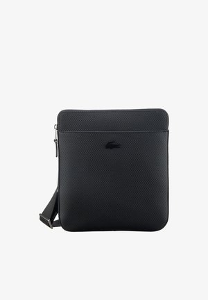 Zwarte, textuurvolle schoudertas van synthetisch materiaal met een ritssluiting, verstelbare schouderband en een subtiel logo aan de voorkant.