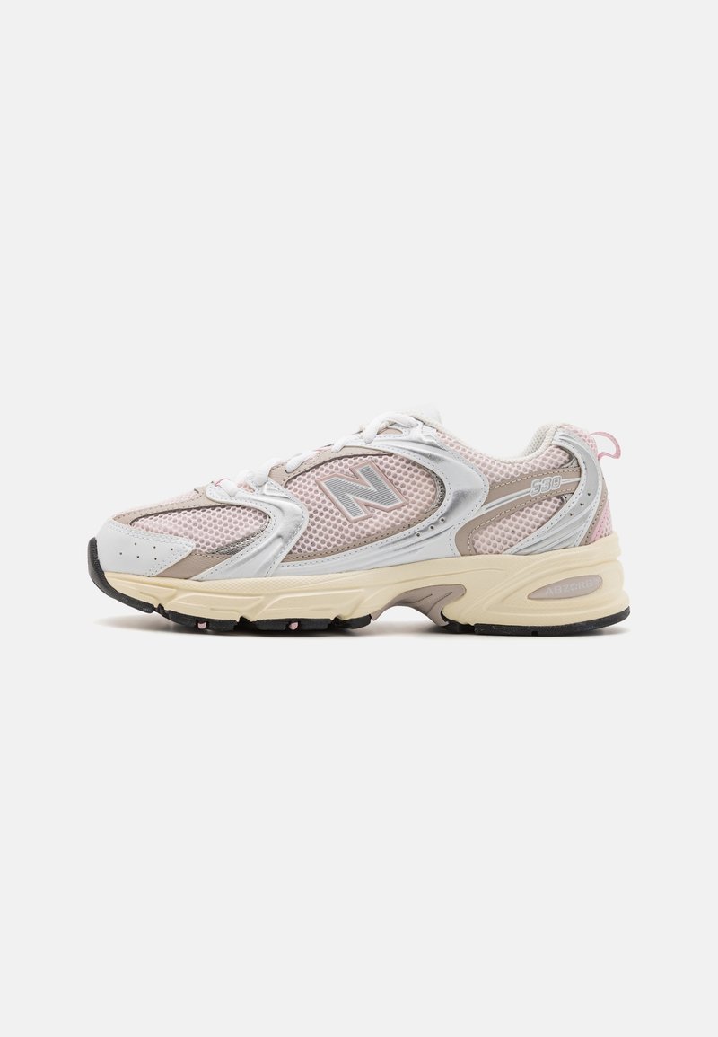 Basket New Balance 530 rose clair et blanche avec tissu en mesh, semelle crème et semelle extérieure noire, vue de côté sur un fond uni.