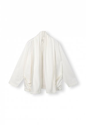 Cardigan bianco leggero con frontale drappeggiato, maniche lunghe e texture morbida. Presenta dettagli arricciati sui lati per una vestibilità rilassata.