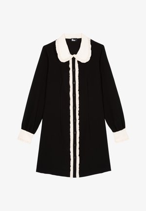 Vestido negro con cuello con volantes blancos y tapeta de botones, mangas largas con puños blancos y diseño de ajuste relajado.