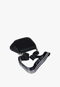 Borsa a tracolla in pelle nera dalla forma arrotondata. Dotata di tracolla staccabile con logo bianco e dettagli in metallo argentato.