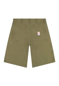 Shorts mi-longus verts olive avec passants pour ceinture, deux poches plaquées à l'arrière et une petite étiquette rectangulaire de la marque sur la poche droite.