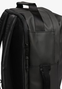 Zwarte rugzak van glad synthetisch materiaal, met gevoerde zijkanten, een ritsluiting en een stevige textielen handgreep bovenop voor gemakkelijk dragen.