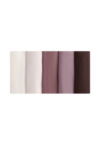 Päť zložených kusov látky v gradientných odtieňoch od smotanovej, svetlej béžovej, mauve, levanduľovej po tmavohnedú, usporiadaných vedľa seba.