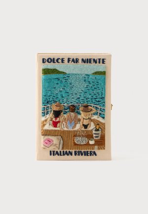 Drei Frauen in Badeanzügen und Sonnenhüten entspannen sich auf einem Bootsdeck mit Blick auf blaues Wasser und grüne Hügel, mit dem Text „Dolce Far Niente Italienische Riviera.“