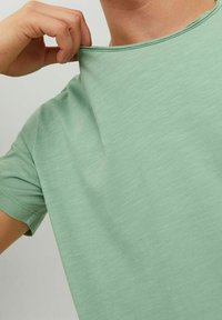 Jack & Jones EBASHER O-NECK SS - T-shirt basic - granite green