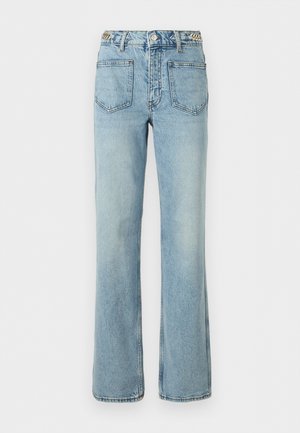 Jean en denim bleu clair taille haute avec poches plaquées à l'avant, fermeture par bouton et fermeture éclair, et jambes droites évasées.