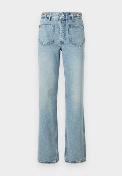 Φωτεινά μπλε τζιν ψηλόμεσα με μπροστινές τσέπες πατσαβούρα, κούμπωμα με κουμπί και φερμουάρ, και φουσκωτά ίσια πόδια.