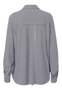 Langärmliges Hemd mit marineblauen und weißen vertikalen Streifen, mit Kragen und geknöpften Manschetten; verfügt über ein plissiertes Rückendesign für mehr Bewegungsfreiheit.