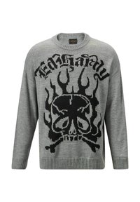 Grauer Strickpullover mit einem auffälligen schwarzen Totenkopfdesign und Flammen. Der Rundhalsausschnitt und die gerippten Bündchen runden die lässige Passform ab.