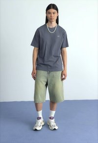 New Balance SPORT ESSENTIALS LOGO - Triko s potiskem - graphite