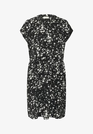 Kortærmet sort kjole med et hvidt abstrakt mønster, rund halsudskæring, knapdetalje og rynket talje, lavet af letvægtsstof.