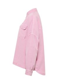 Różowa, oversize'owa koszula z miękkiej tkaniny, z kołnierzem na guziki, boczną kieszenią oraz marszczeniami na rękawach.