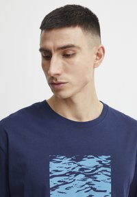 Solid SDELLINGTON - Marškinėliai su spaudiniu - medieval blue