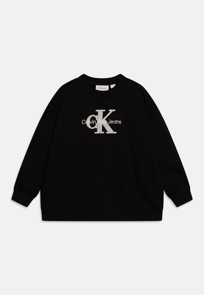 Černá mikina vyrobená z měkké tkaniny, se zaobleným výstřihem, dlouhými rukávy a výrazným stříbrným logem "Calvin Klein Jeans" na přední straně.