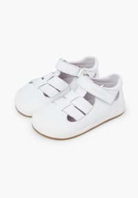 Weiße Ledersandalen mit offenem Design, zwei Klettverschlüssen, ausgeschnittenen Seiten und einer strukturierten Gummisohle, geeignet für die Freizeit.
