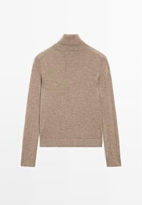 Jasnobeżowy sweter w golf wykonany z miękkiej, teksturowanej dzianiny. Posiada długie rękawy i dopasowany krój. Czysty design bez widocznych wzorów.