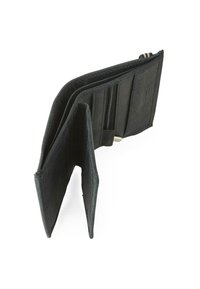 Cartera negra hecha de material texturizado, con múltiples ranuras para tarjetas, un compartimento con cremallera y un diseño simple y funcional.