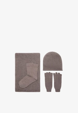 Set de accesorii tricotate gri care include o eșarfă, mănuși și șosete. Textură moale cu manșete înfășurate, culoare uniformă și design simplu.