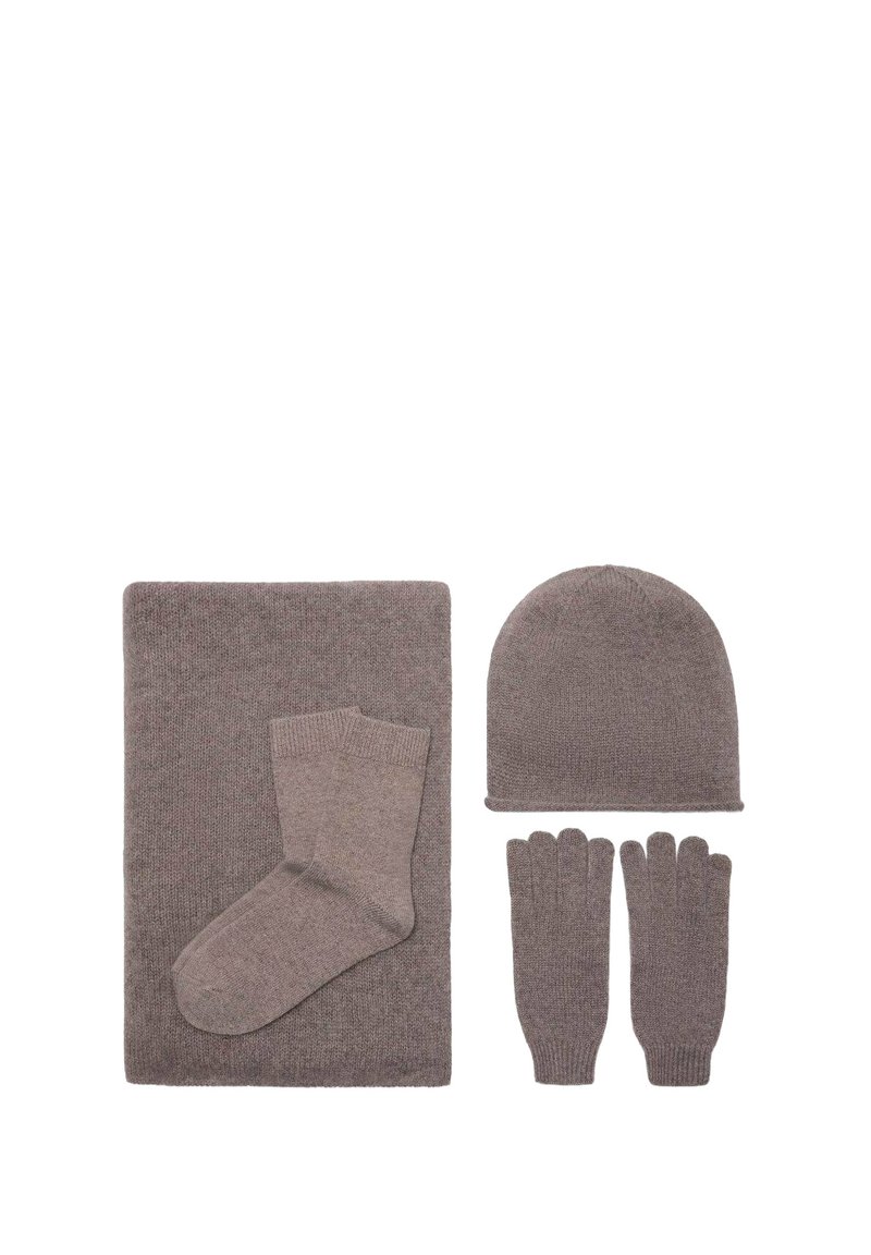 Grijze gebreide accessoires set bestaande uit een sjaal, handschoenen en sokken. Zacht textuur met ribbels aan de manchetten, uniforme kleur en een eenvoudig ontwerp.