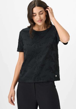 Zwarte top met korte mouwen met verhoogde bloemenborduursels, ronde halslijn en tekstiele stof. Kleine logo-accent aan de zoom.