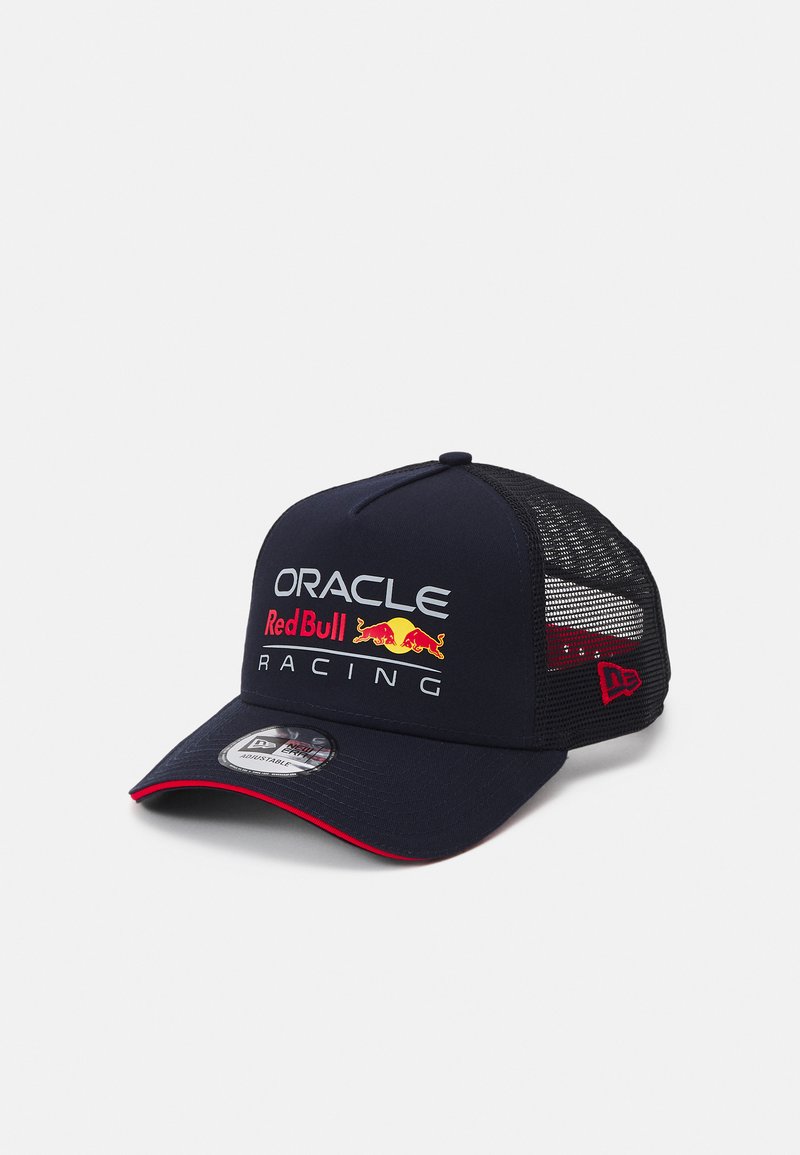 Gorra de béisbol azul marino con una parte frontal estructurada, parte trasera de malla, acentos rojos y logotipos bordados de Oracle y Red Bull Racing.