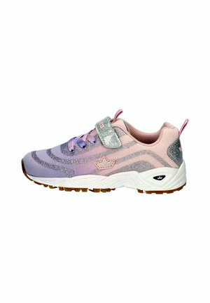 Kindersneaker in Pastell-Lila und Pink mit glitzernden silbernen Details, Klettverschluss und weißer Sohle mit braunem Profil.