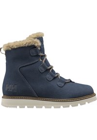 Botín de ante azul marino con cuello de piel sintética, puntera redonda, cordones beige y suela de goma texturizada con un diseño en capas.
